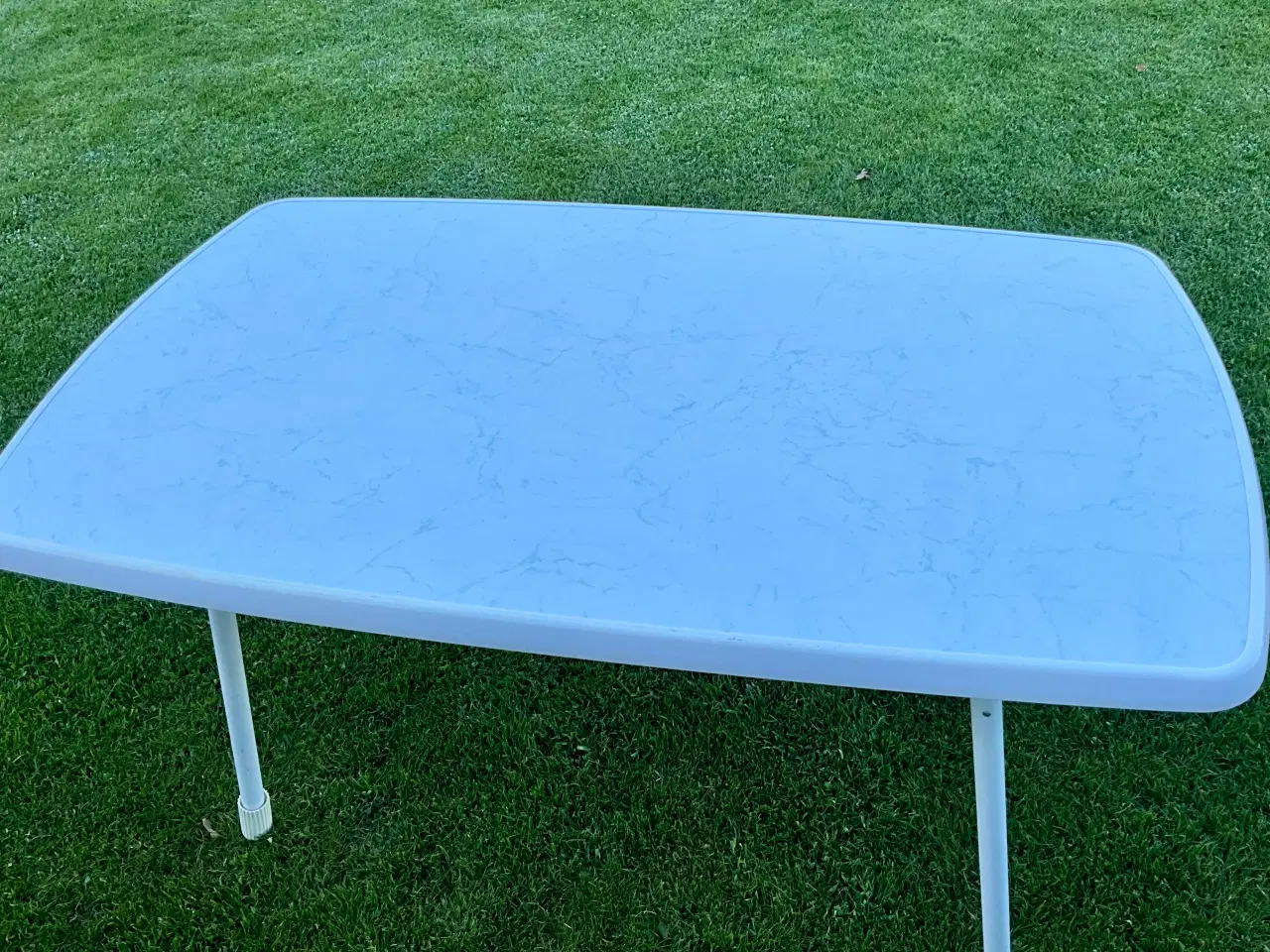 Billede 2 - Stabilt plastbord med metalstel