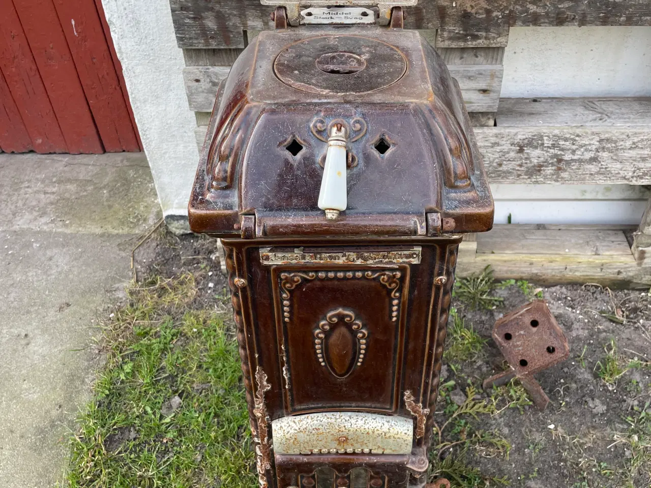Billede 2 - Antik brændeovn i jern.