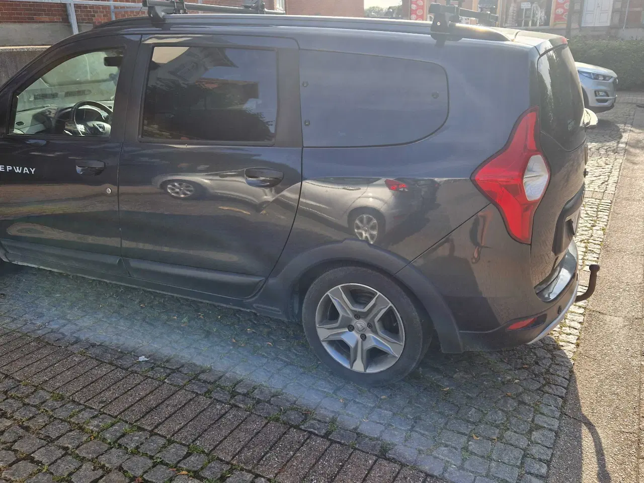 Billede 2 - 7 pers. Bil med hjemmelavet camper indretning