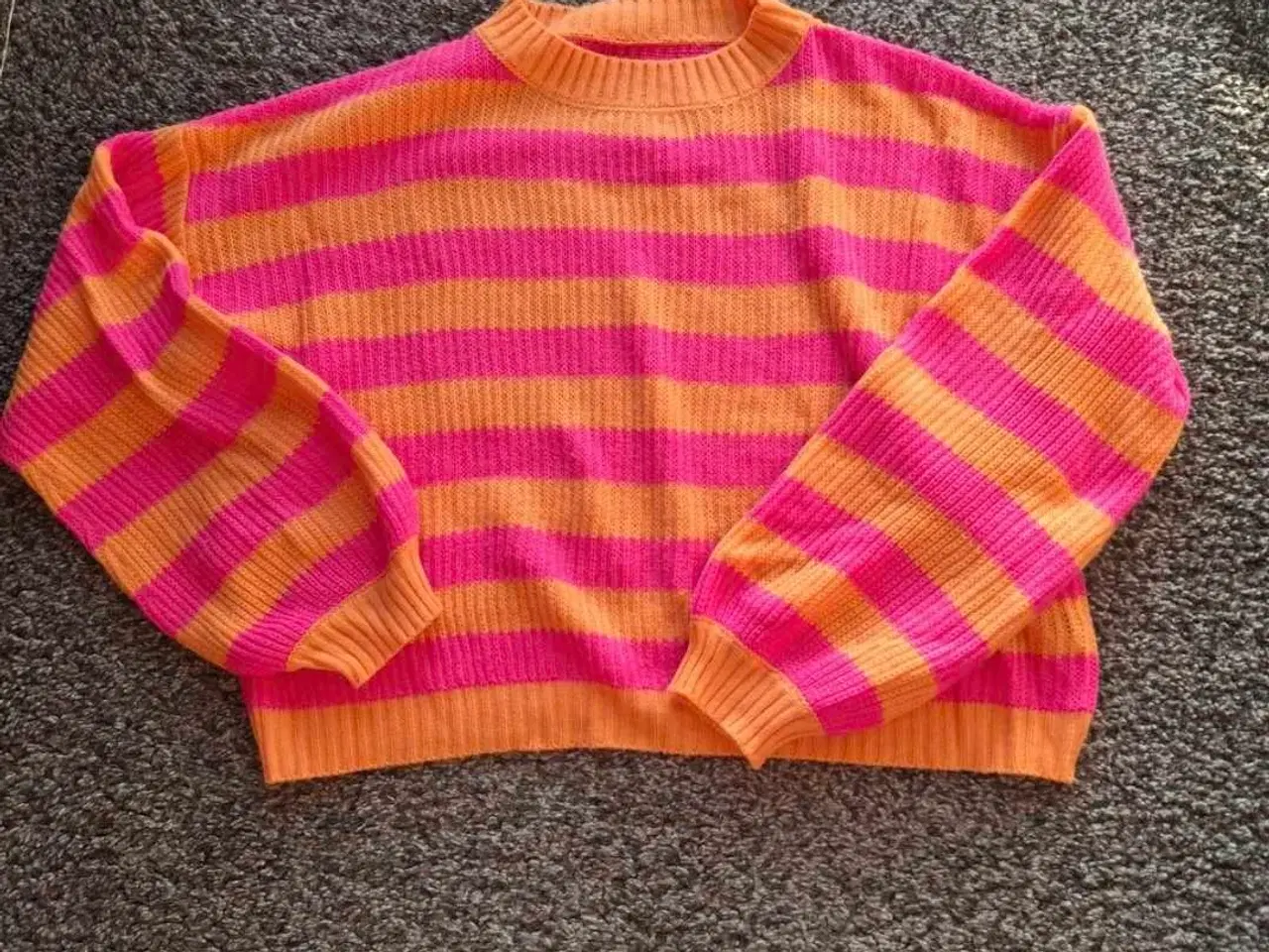 Billede 2 - Orange og pink stribet sweater str. Large