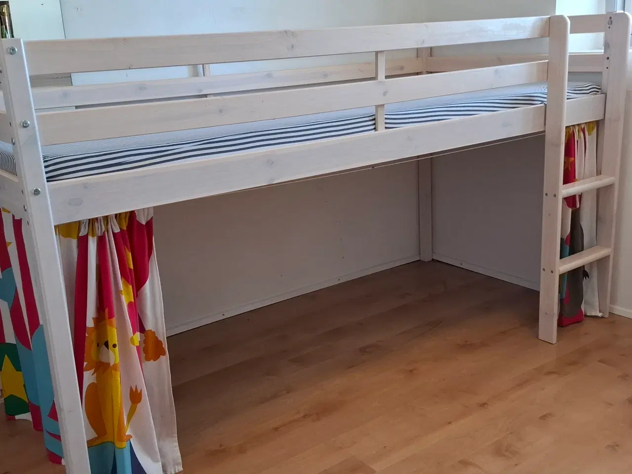 Billede 3 - Halvhøj seng med cirkusgardin