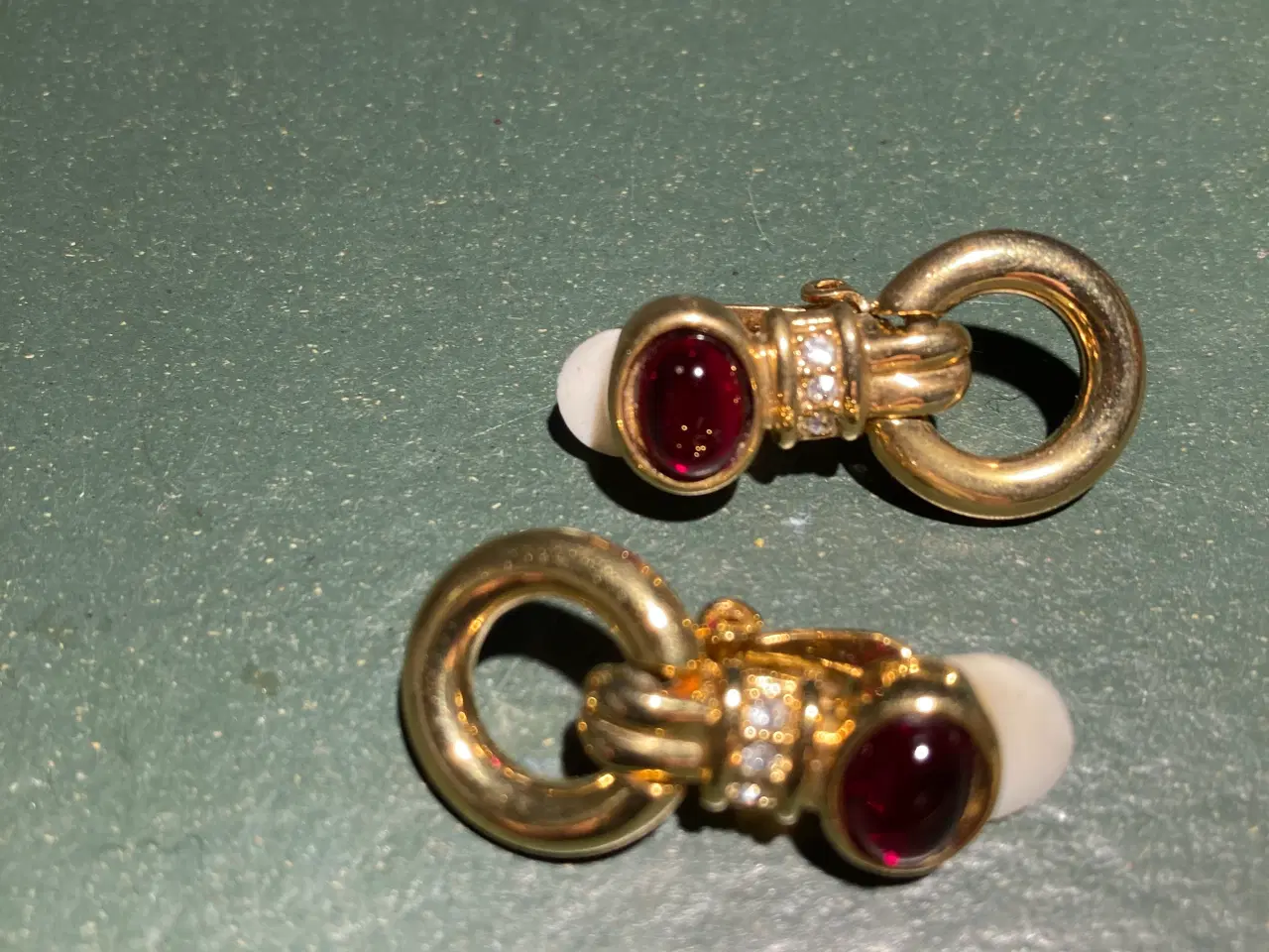 Billede 2 - Gyldne øreclips med rød sten
