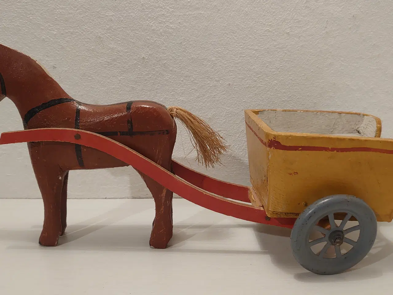 Billede 1 - Fængselslegetøj?Vogn trukket af hest. 1930´erne.