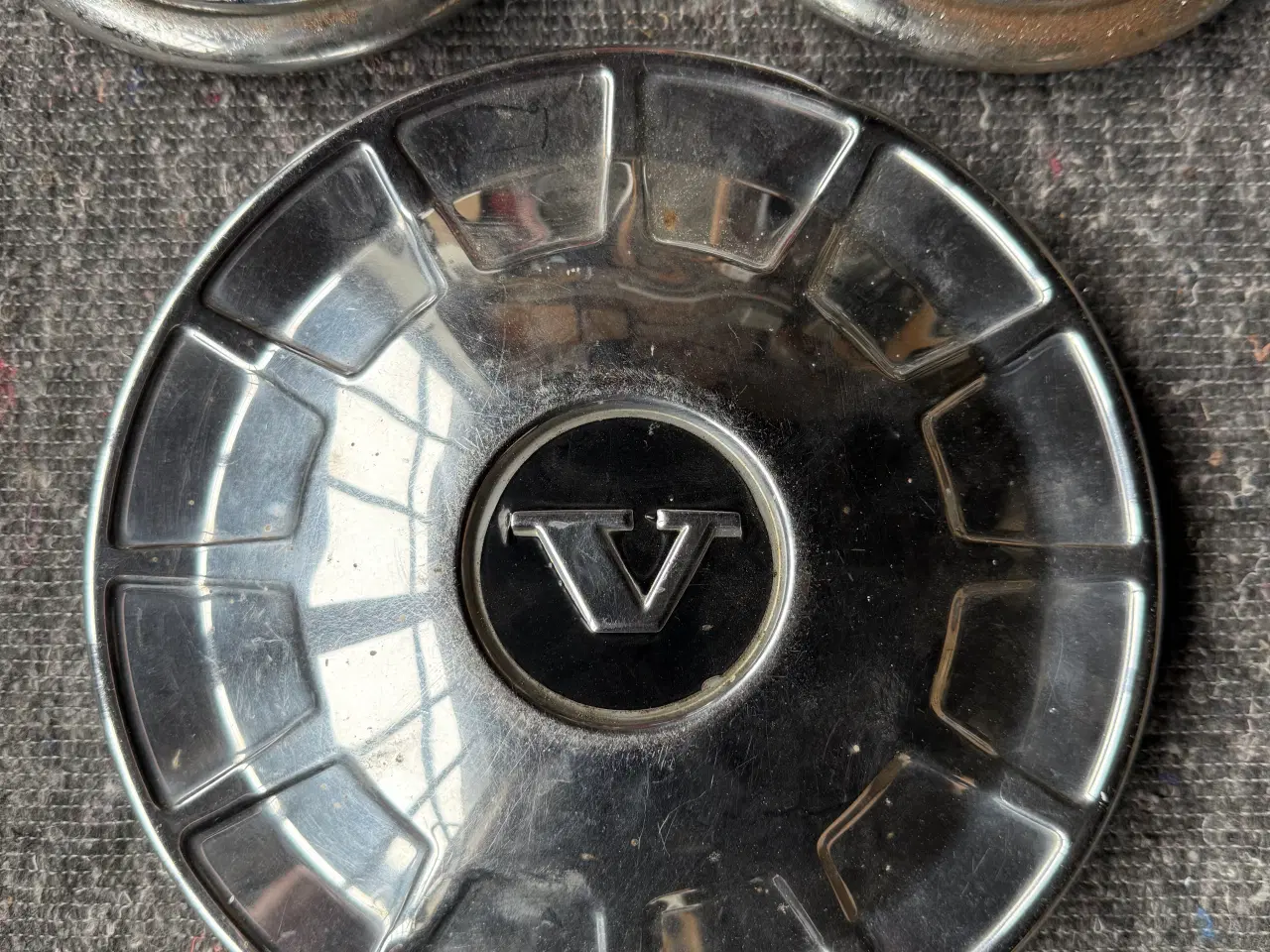 Billede 4 - Fire nav/hjulkapsler og en til Volvo