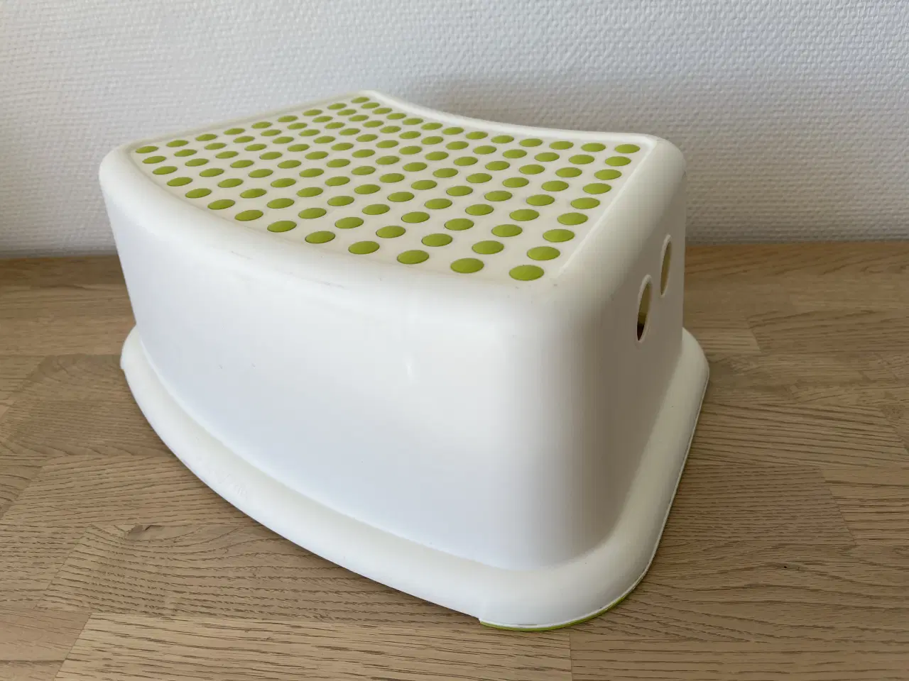 Billede 4 - Skridsikker badeværelsesskammel hvid/grøn