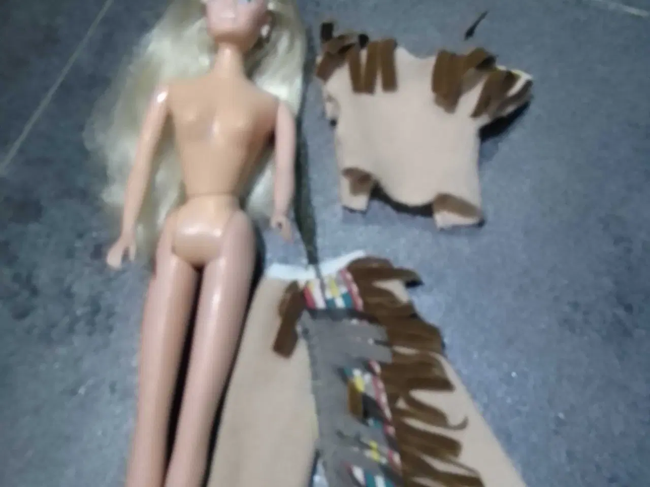 Billede 6 - Dukke med indianer tøj, ala barbie