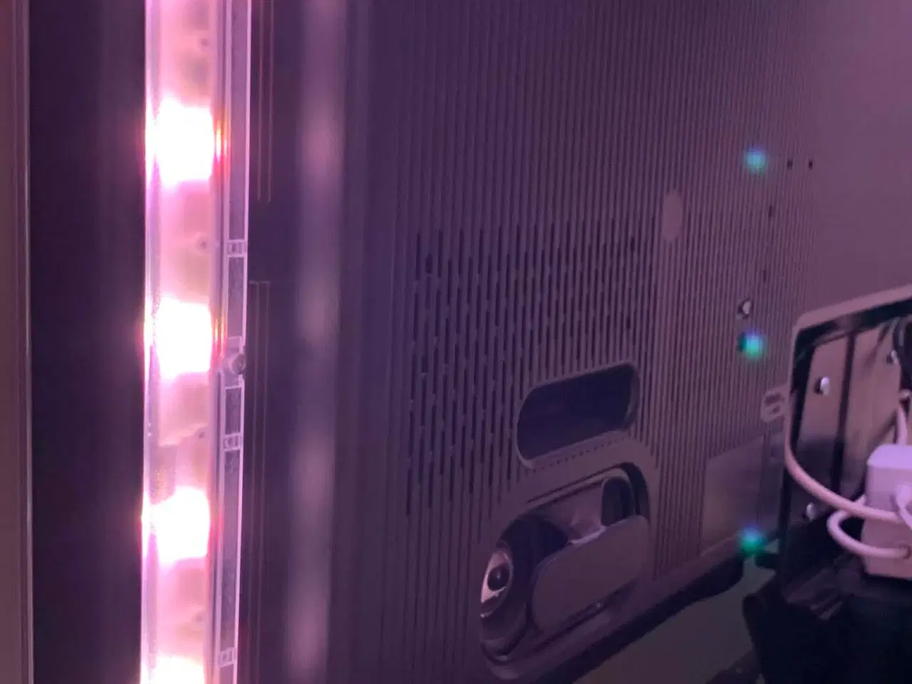 Billede 4 - Flot Philips Ambilight TV med bord på hjul