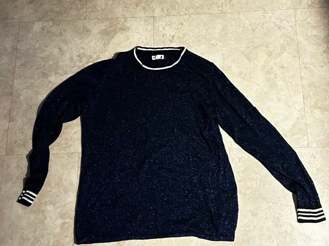 Billede 3 - Sælger 3 bluser og 1 cardigan 