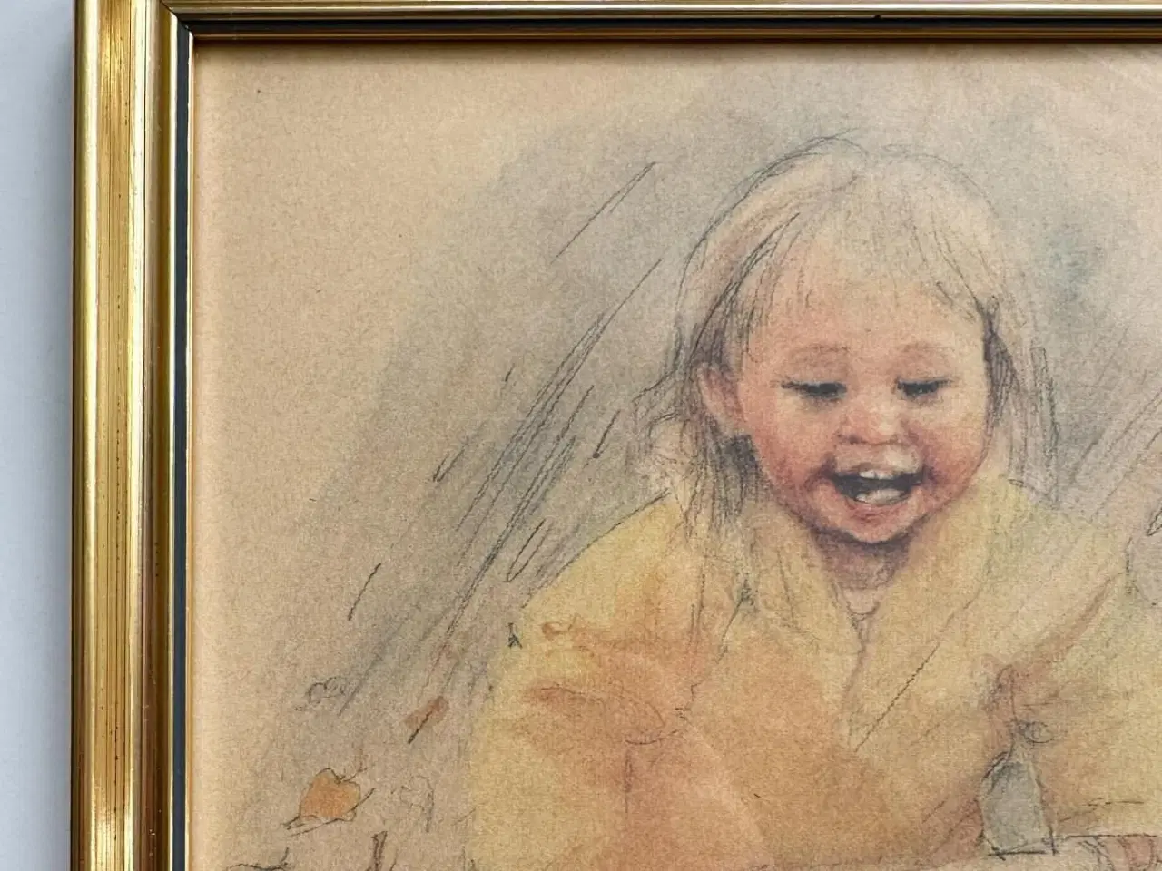 Billede 2 - Barn i guldramme, gul jakke og scooter