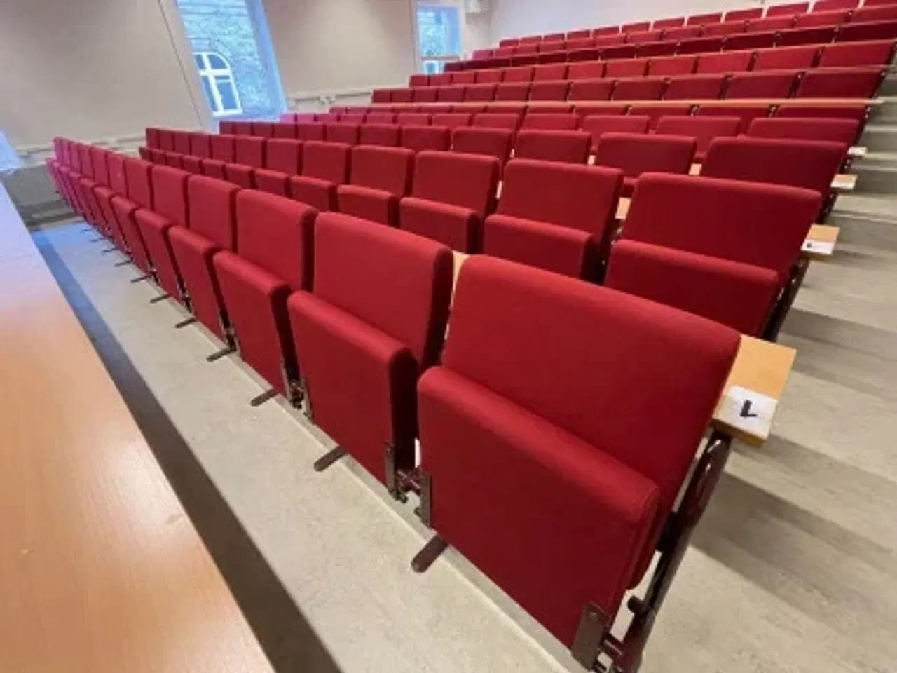 Billede 2 - Afhentnings tilbud auditorium stole og borde, sæt à 120 pladser, sælges samlet