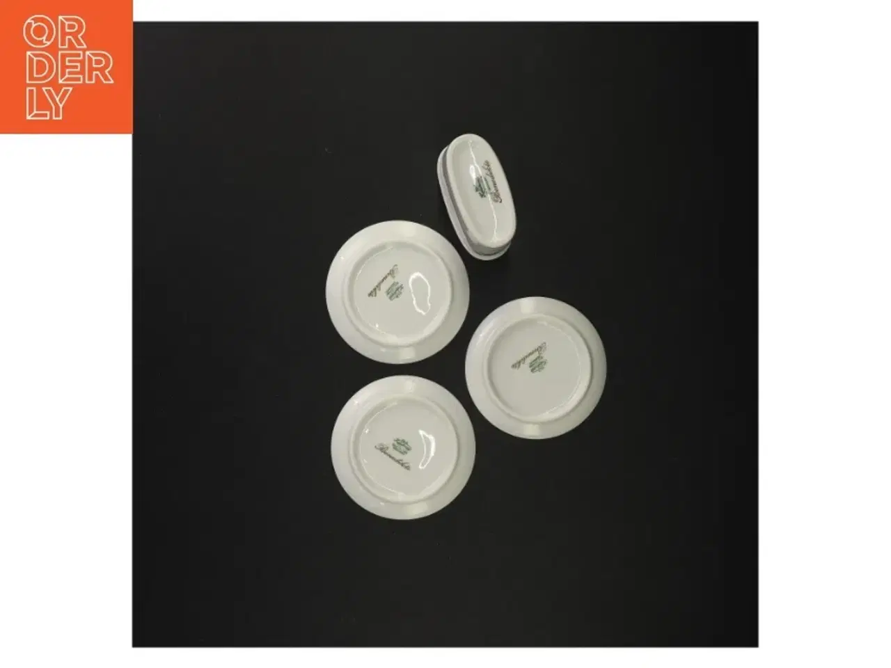 Billede 4 - Porcelænstallerkener og lille vase/skål fra Benedikte (str. Diameter 8 cm og 7 x 5 og en halv cm)