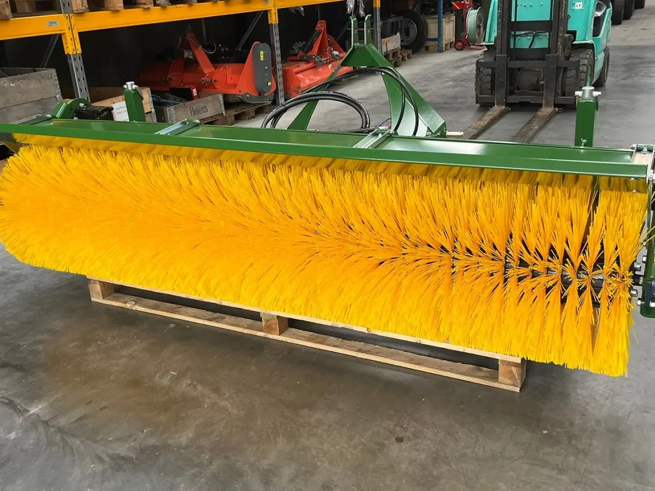 Billede 4 - Thyregod TK 2800 med nylon børster og hydraulisk sving. brede 2800 og feje brede 2500