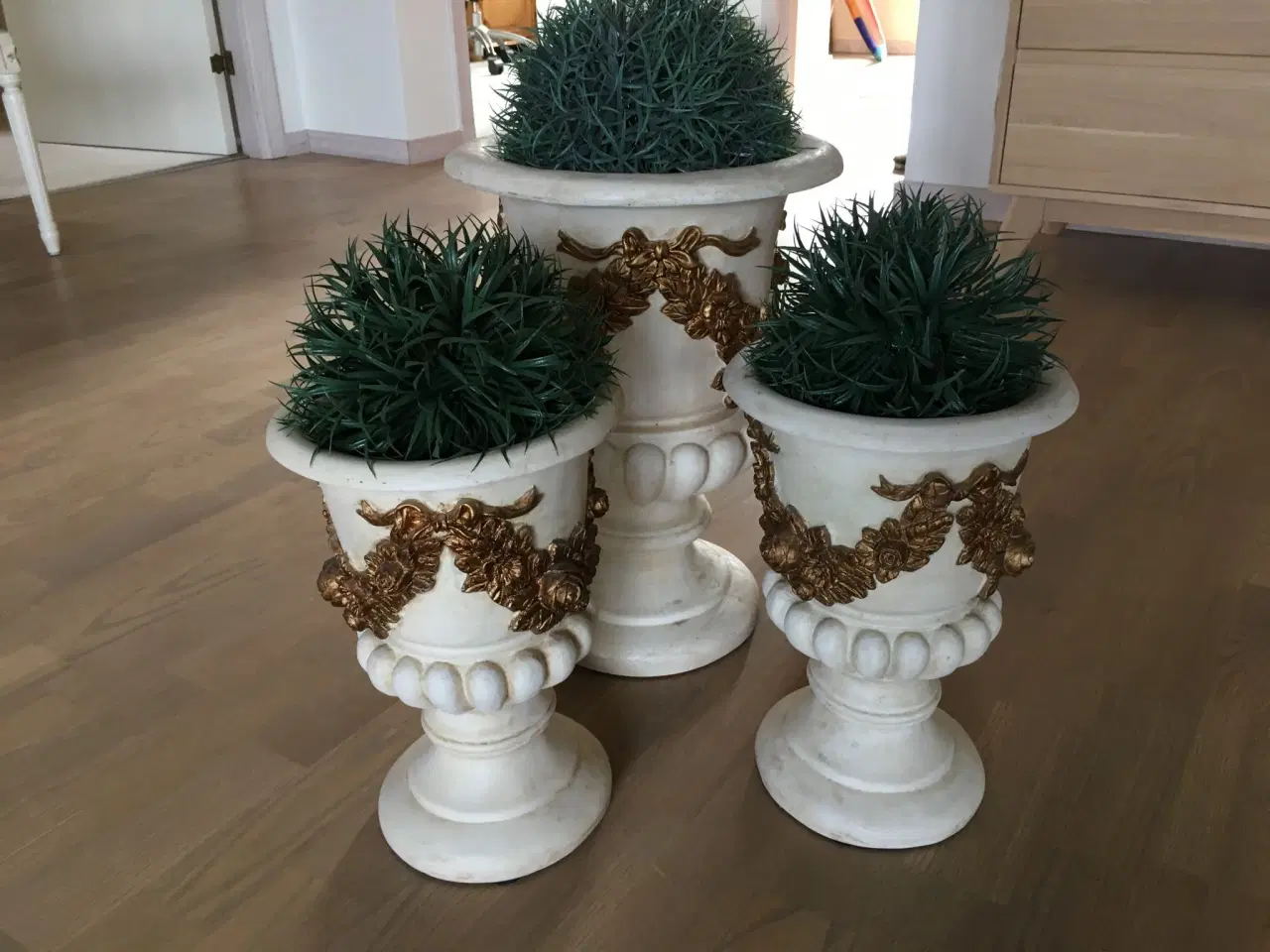 Billede 1 - Tre stk. dekorative urtepotter