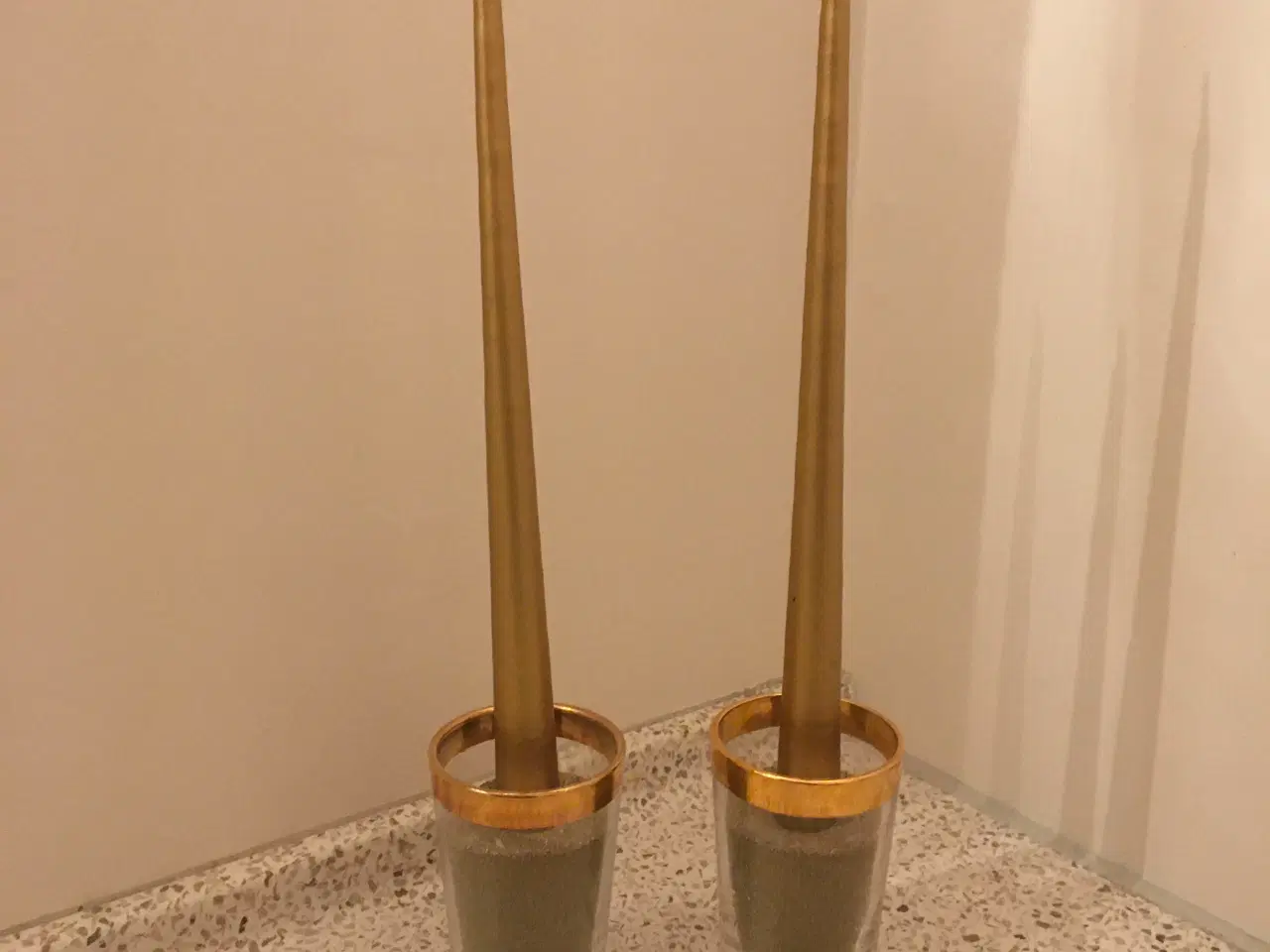Billede 2 - 2 glas lysestager med gyldent kant og sand i gylde