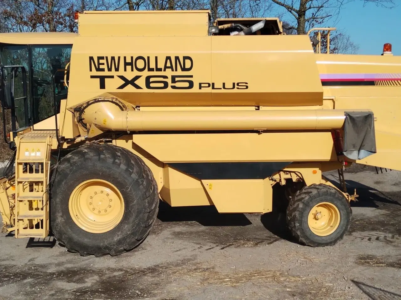 Billede 2 - New Holland TX 65 SLH TX65 med selvopret soldkasse, 17 fods skærebord, snitter, Årg 1998, 3236 tærsketimer og 4036 motortimer , 800-65/32 hjul 405 baghjul