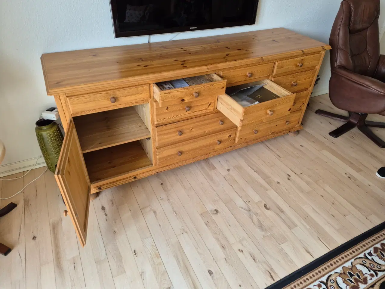 Billede 3 - Spisestue bord/stole/skænk/spejl fyrretræ