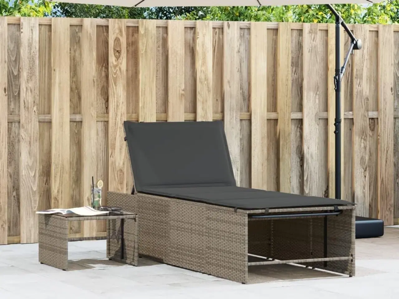 Billede 3 - Liggestole 2 stk. med bord grå polyrattan
