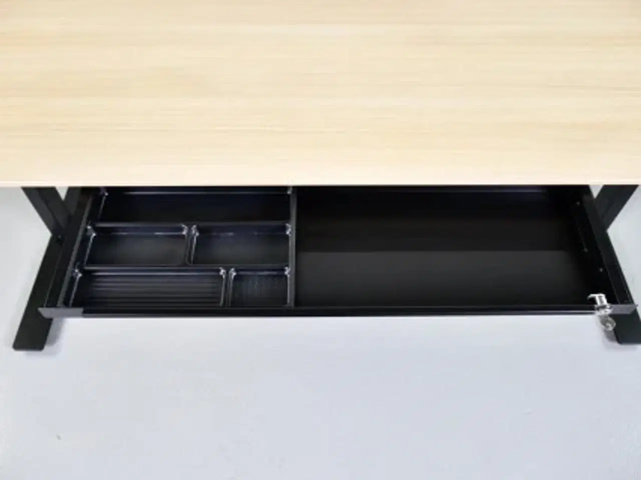 Billede 5 - Hæve-/sænkebord i eg med udtræksskuffe med lås
