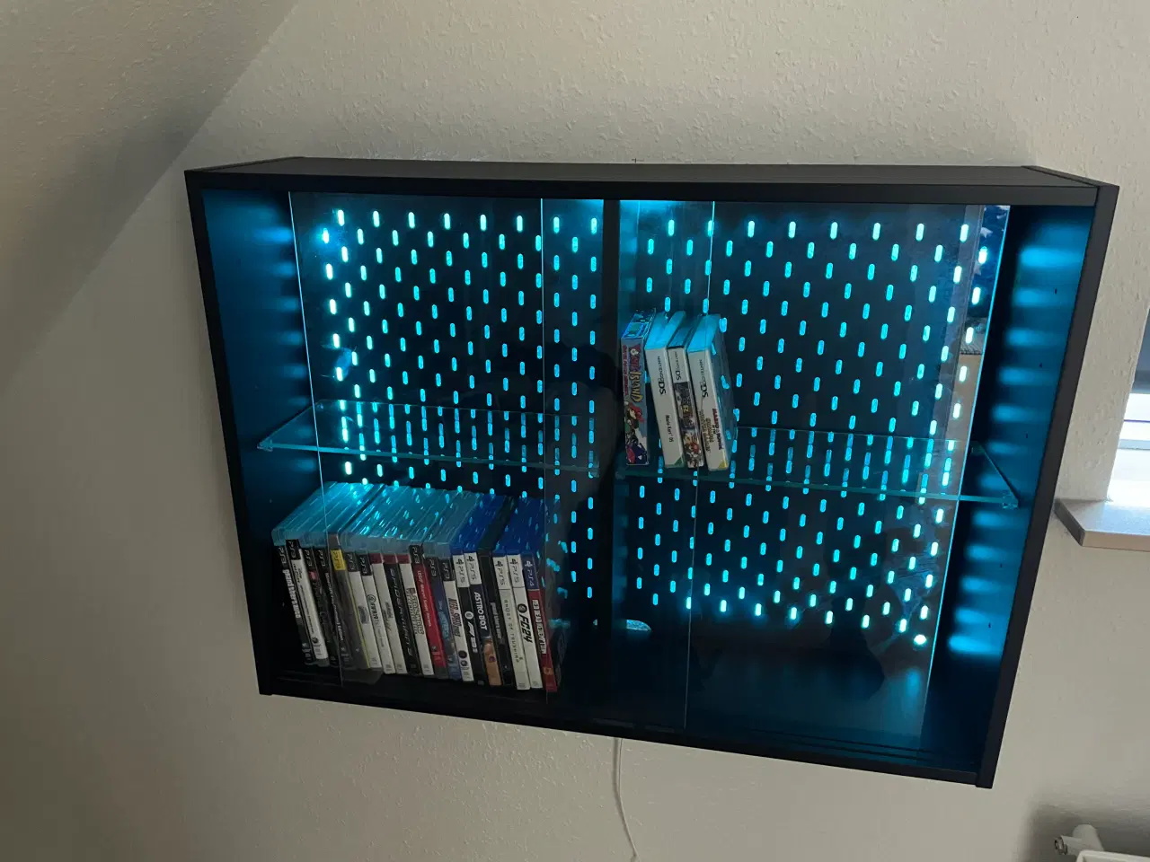 Billede 2 - Vitrineskab - perfekt til stue eller gamerværelset