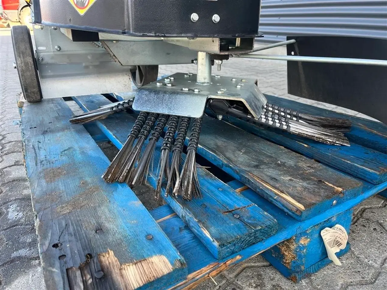 Billede 3 - - - - Kwern Ukrudts børste med benzin motor.