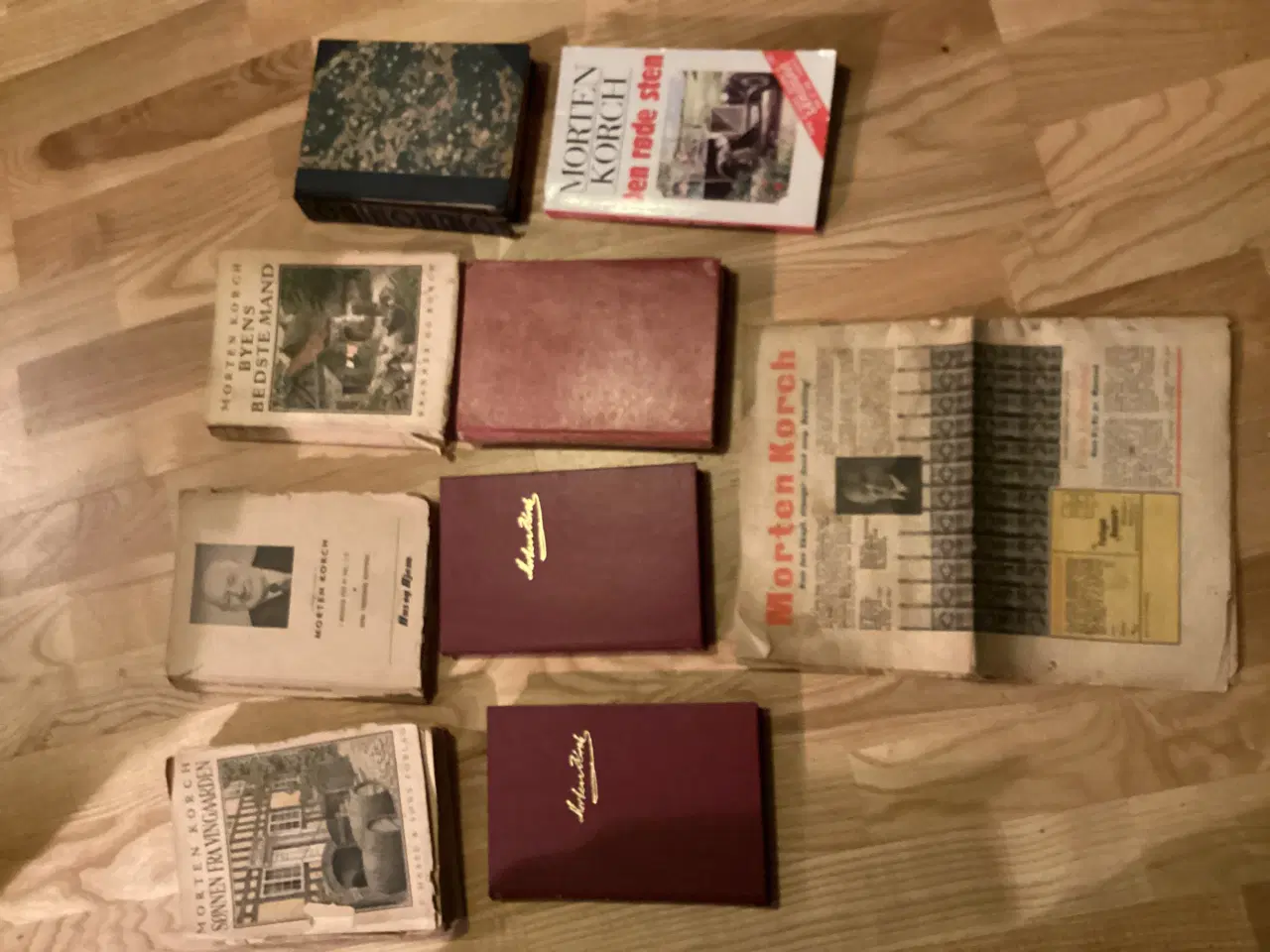 Billede 1 - Bøger og en avis med morten korch på bagsiden. 