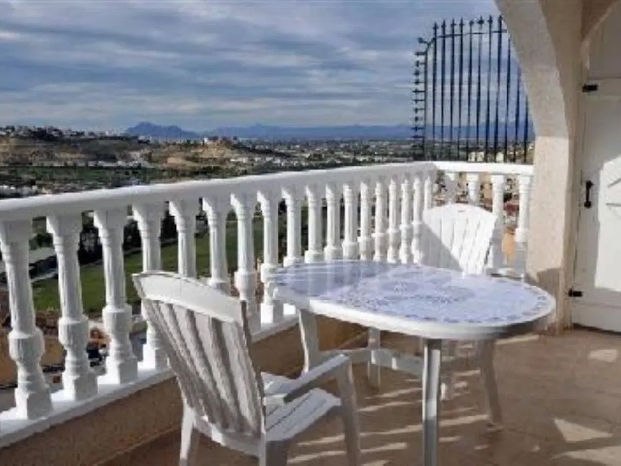 Billede 4 - Feriehus Rojales Alicante Til 6 Personer. Tre soveværelser. Skønt udsigtshus. Smukkeste udsigt over dal og bjerge. Kom til skønne Spanien. Huset ligger på stille og fredelig vej. Huset er i flere etager. Der er gårdhave, terrasse, overdækket terrasse