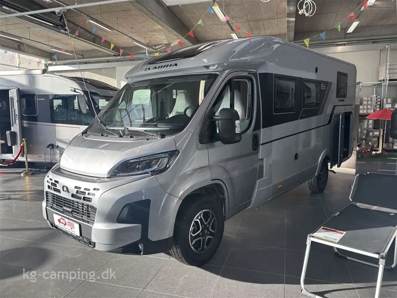 Billede 2 - 2026 - Adria Compact PÅ VEJ! Adria Compact DL 60 Years Selection – Jubilæumsmodel 2026