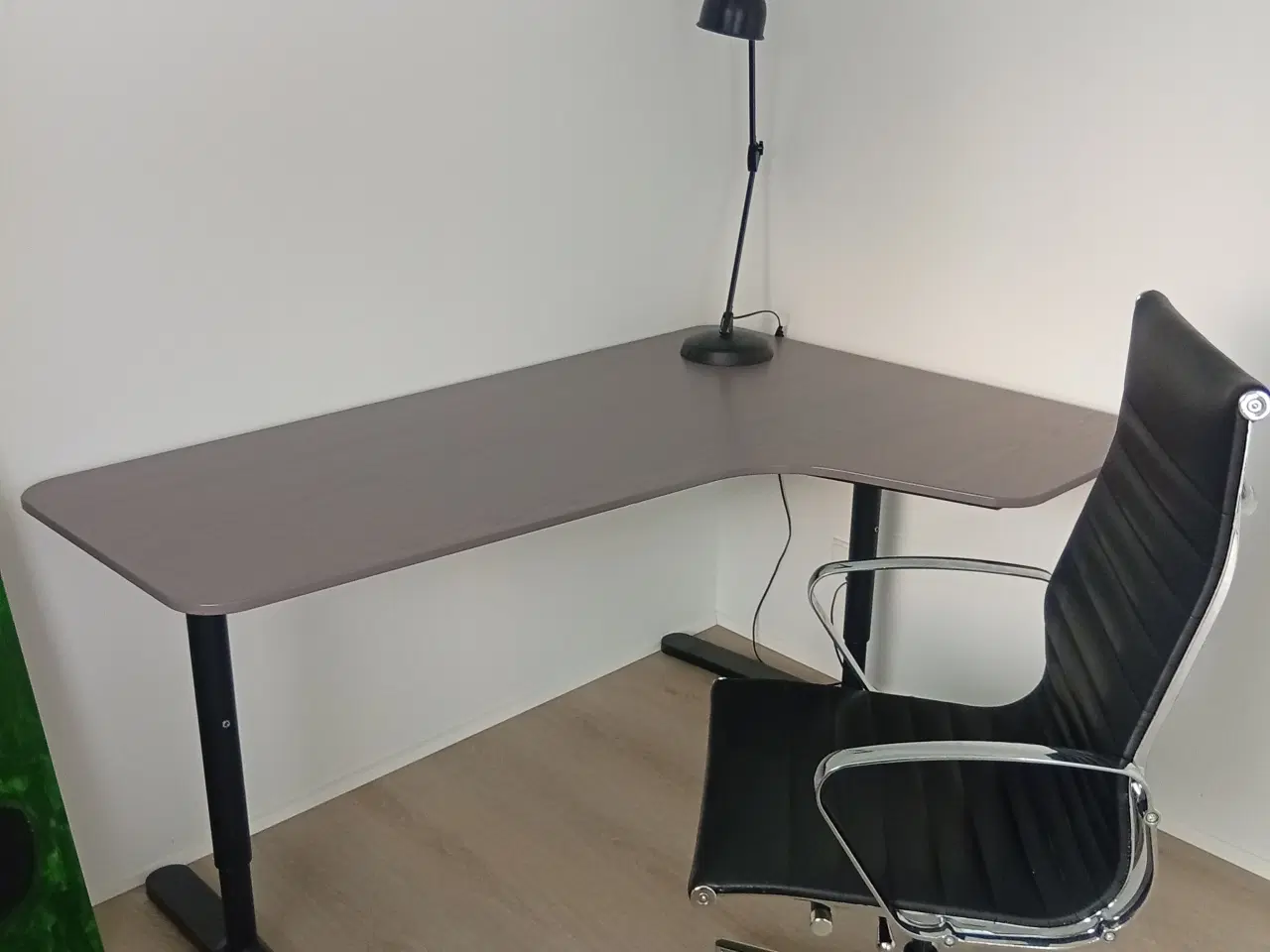 Billede 1 - Bord, kontorstol og lampe