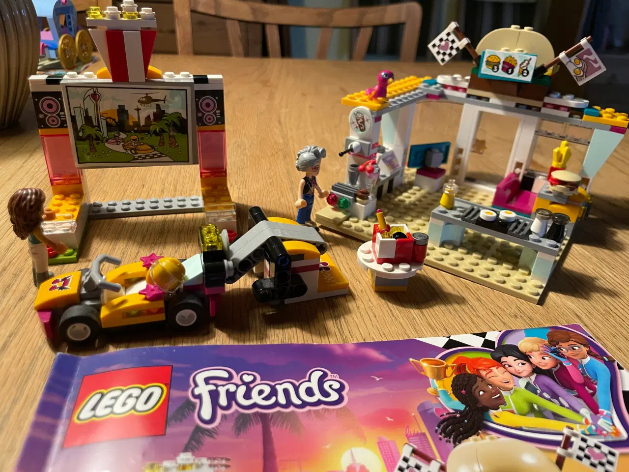 Billede 2 - Lego Friends 41349 Biograf og Burger Bar