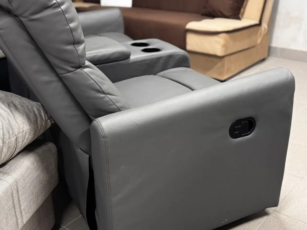 Billede 3 - Sofa 2-personers grå læder med kopholdere