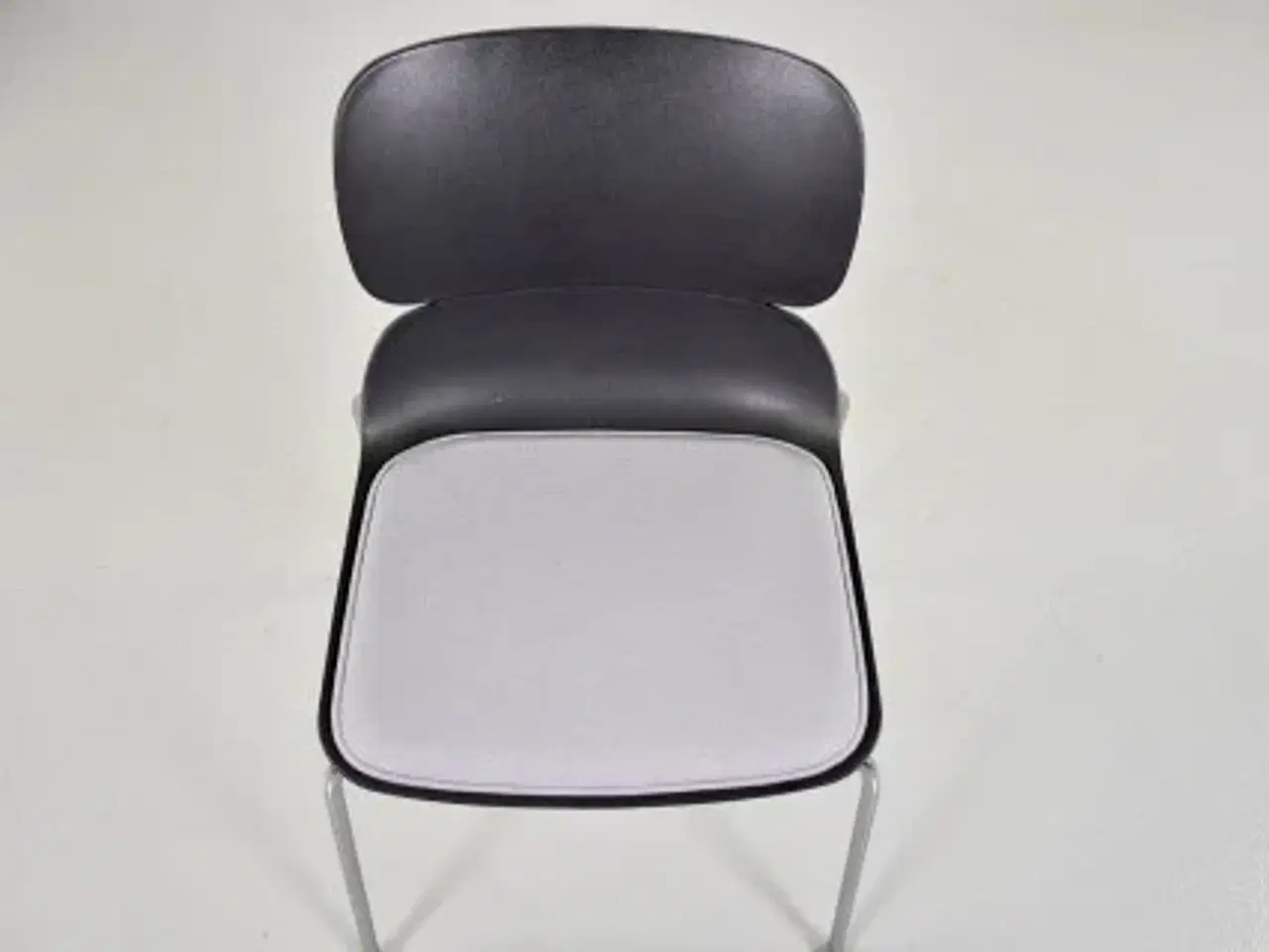 Billede 5 - Duba b8 kantinestol i sort med lysegrå polster på sædet.