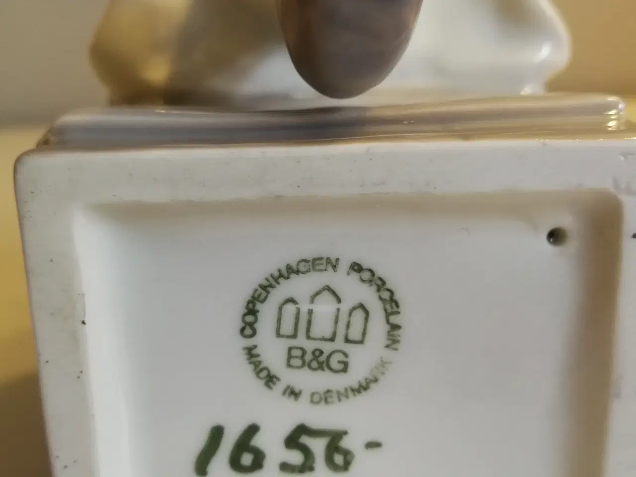 Billede 2 - B&G figur, strikkende pige, nr. 1656