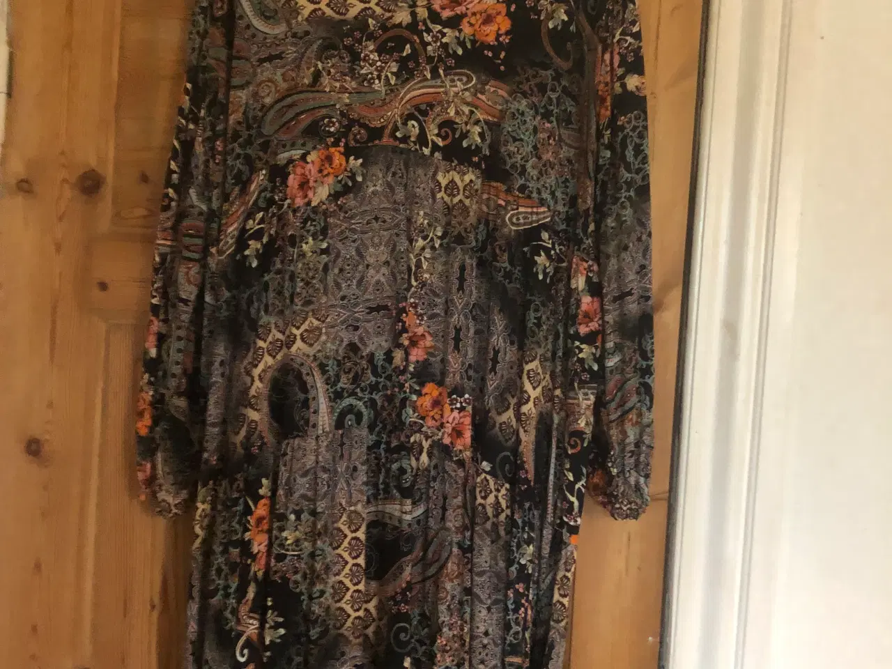 Billede 1 - Mønstret kjole
