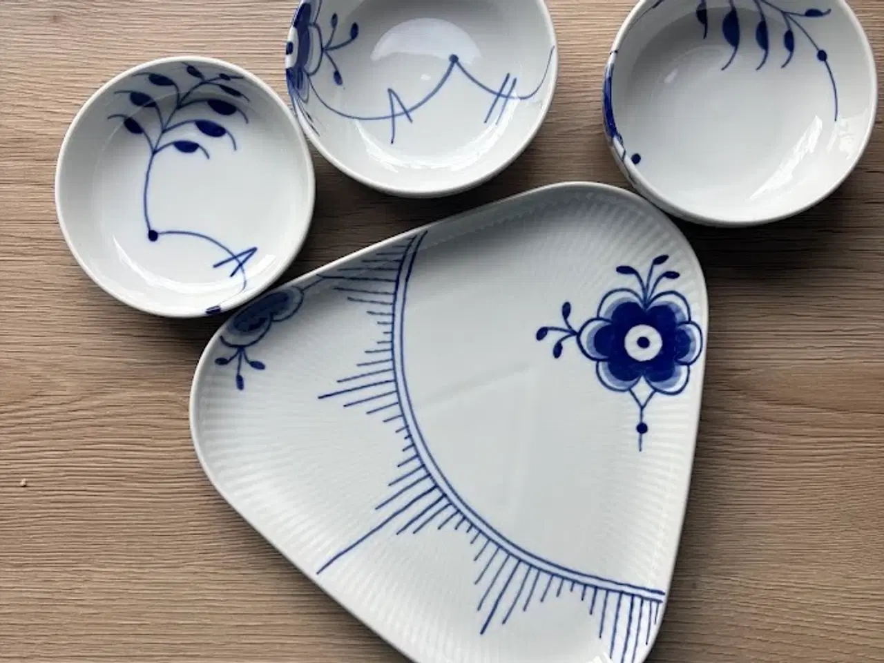 Billede 2 - Blå mega riflet serveringssæt - 4 dele