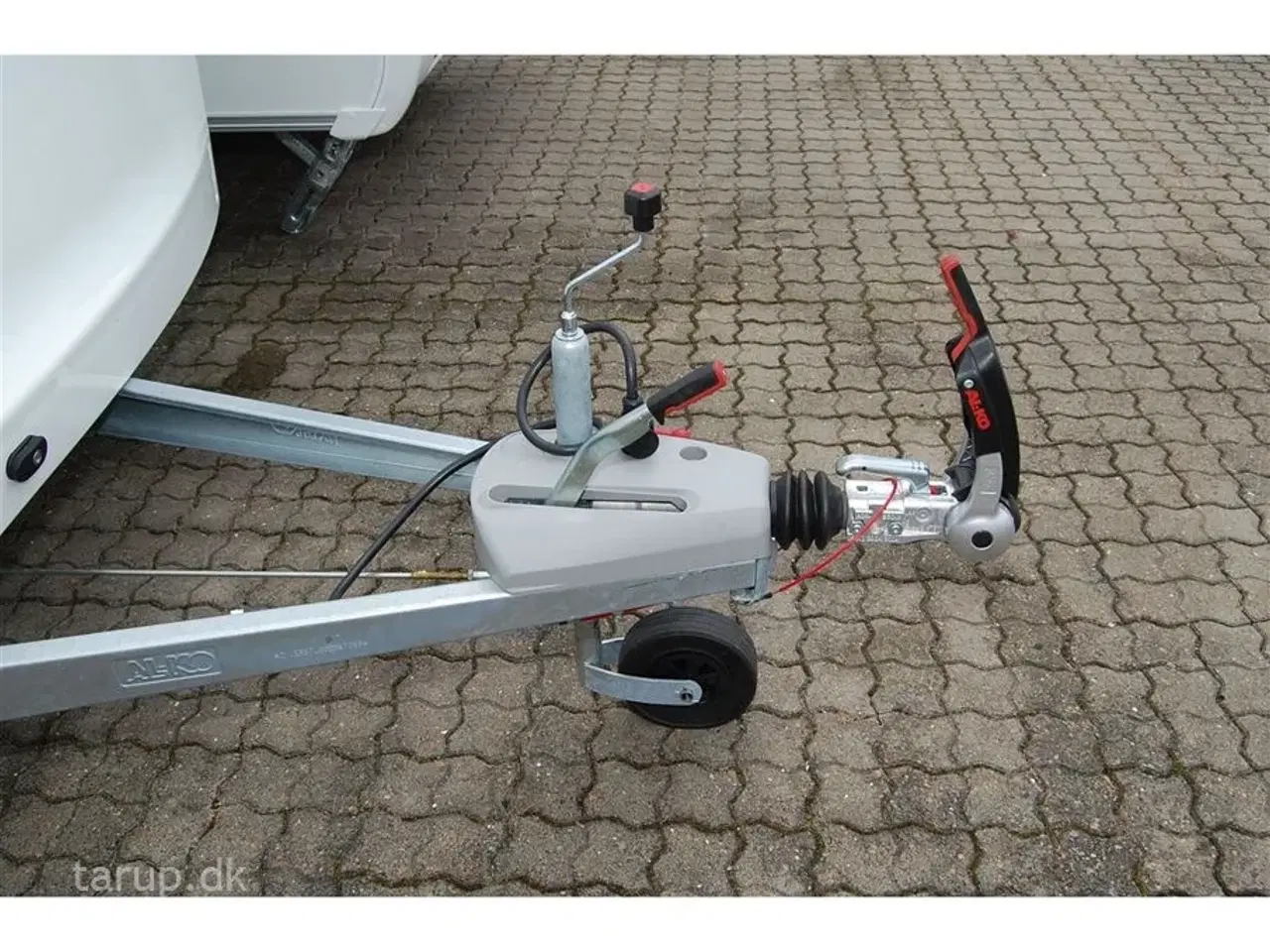 Billede 3 - 2024 - Adria Aviva 492 LU   Enkeltsenge m/udtræk og elevation, endesidde-gruppe, USB-stik,  142 l.  køleskab med fryser, tv-arm,