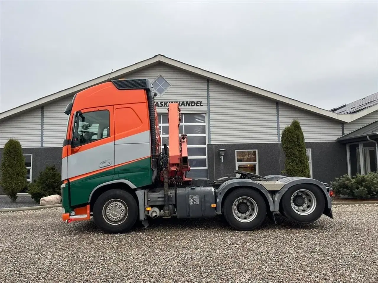 Billede 1 - Volvo FH 500 6x4 med tandemløft og aftagelig HMF 1150 kran+ 2 strengs hydraulik