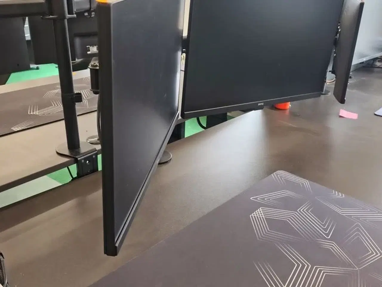 Billede 3 - To Benq skærme på stativ 27"