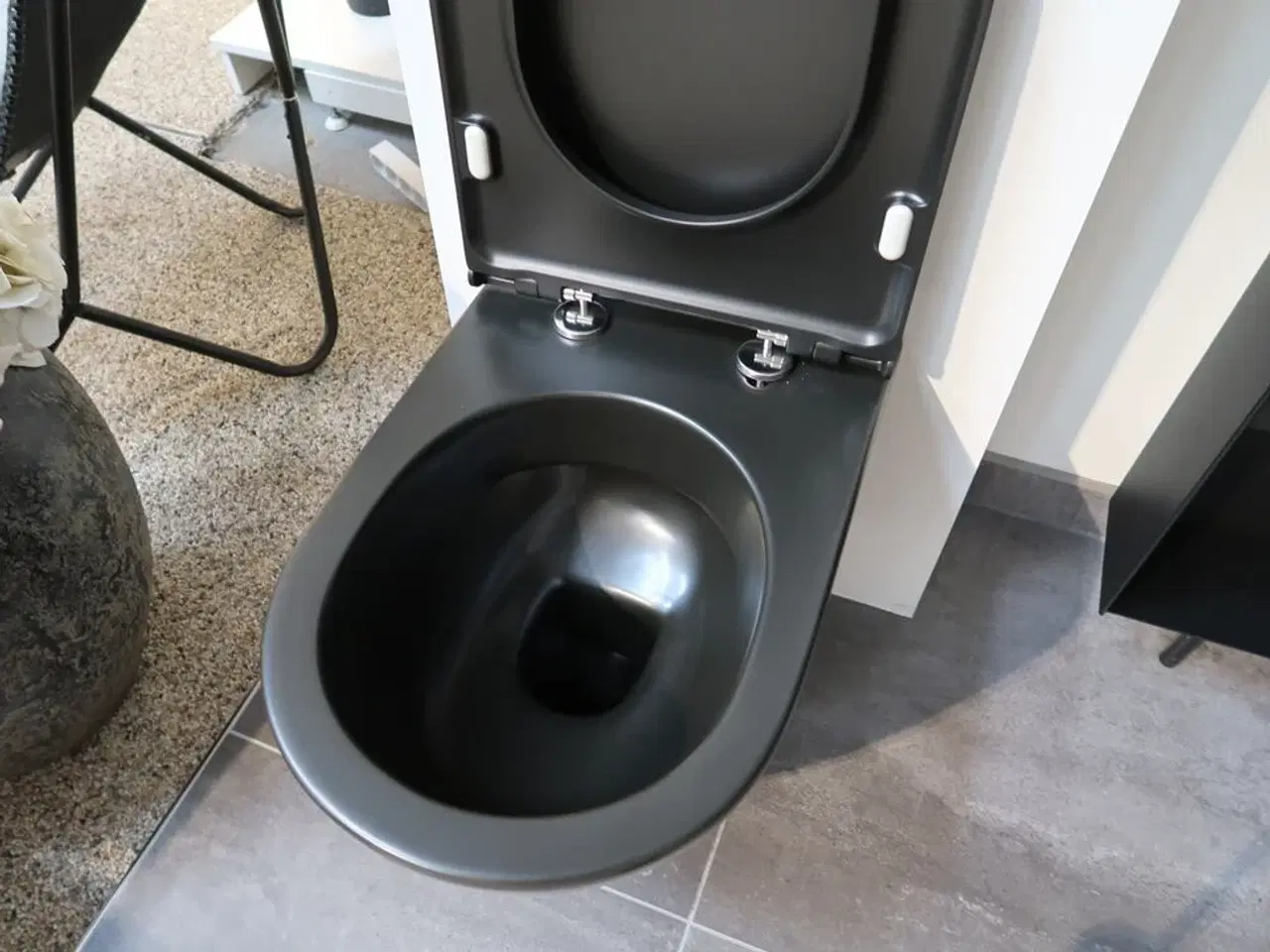 Billede 3 - Væghængtoilet CASSØE Tour med toiletsæde og indbygningscisterne