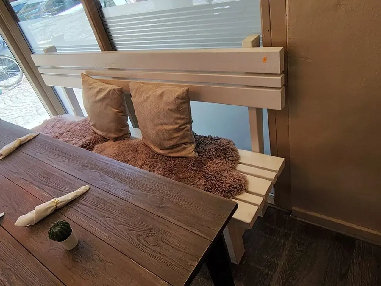 Billede 4 - Langt bord, hvid bænk og tre stole