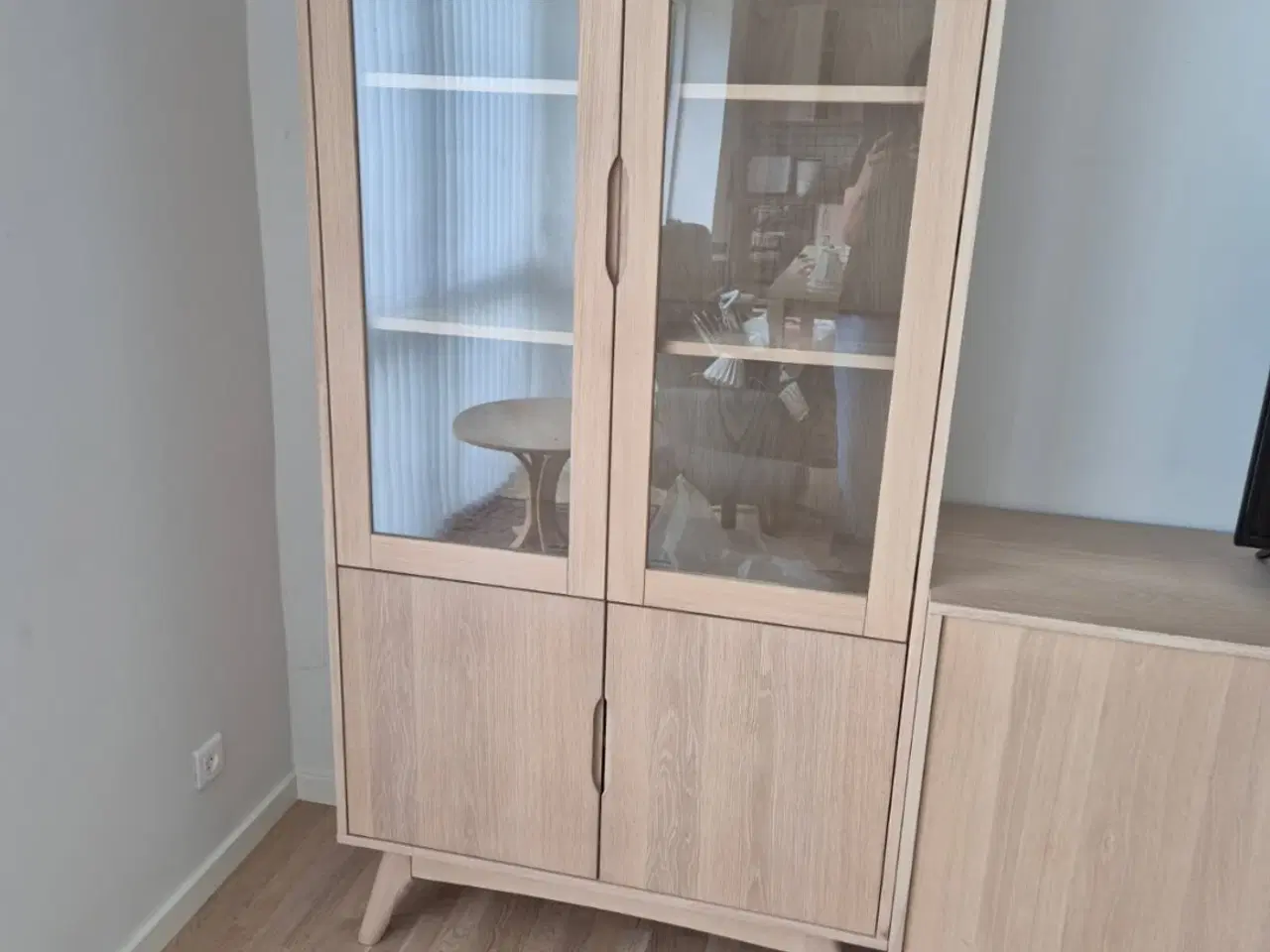 Billede 1 - Vitrineskab og skænk. Kun 1år gammelt.
