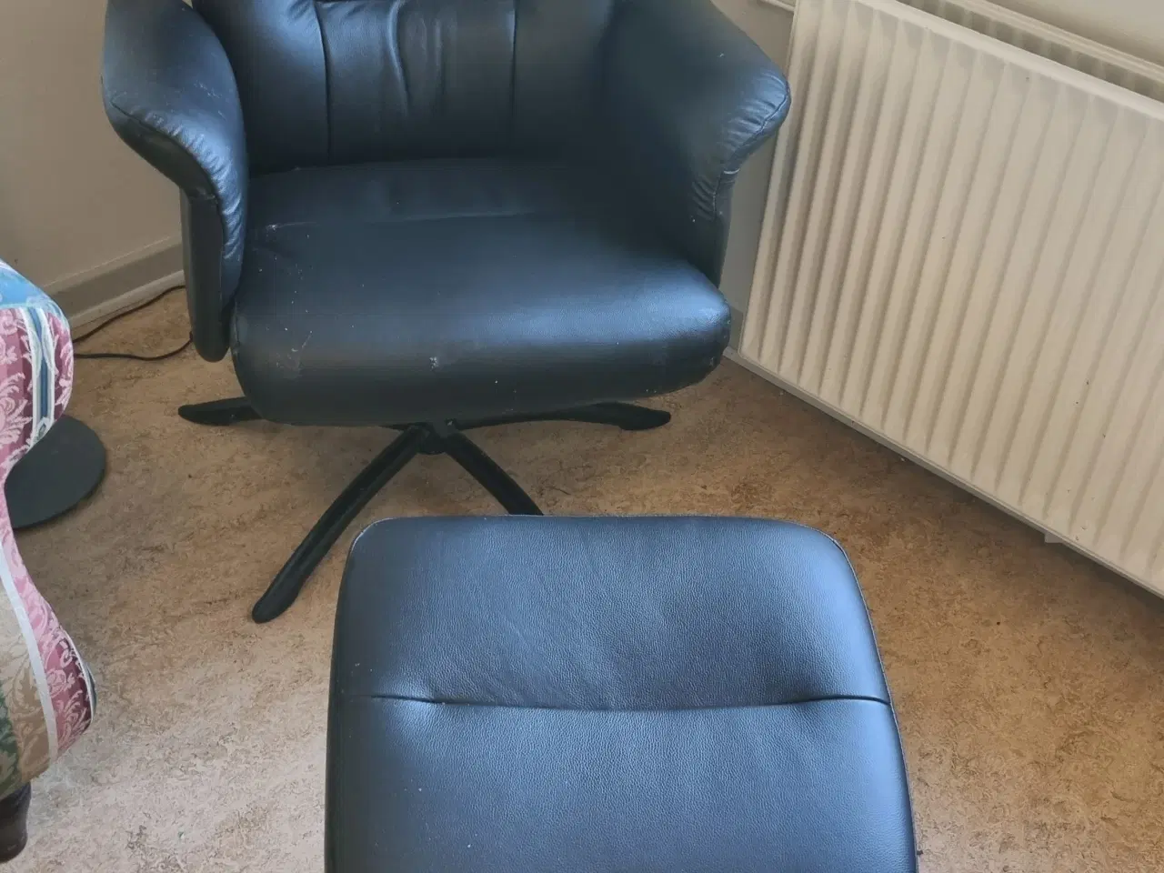 Billede 1 - Lænestol og skammel i sort læder