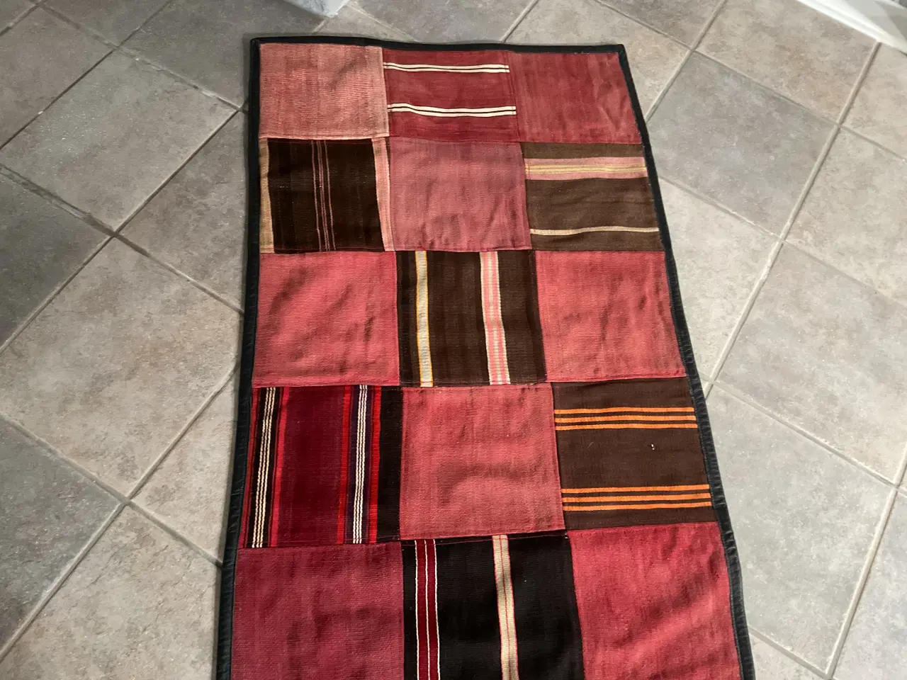 Billede 4 - Vintage kelim tæppe med sort læderkant