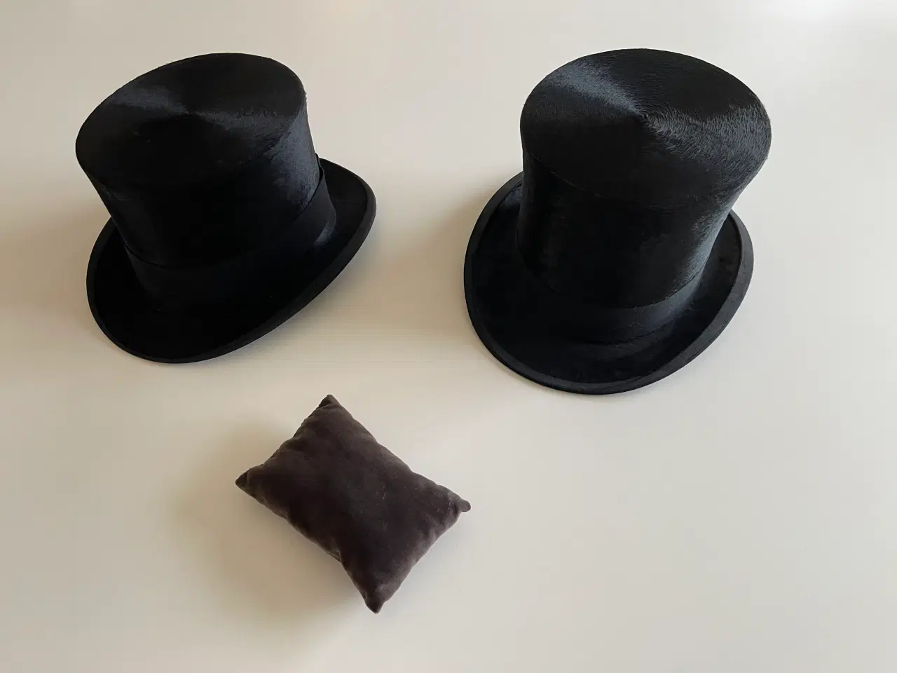 Billede 1 - Høje sorte hatte 