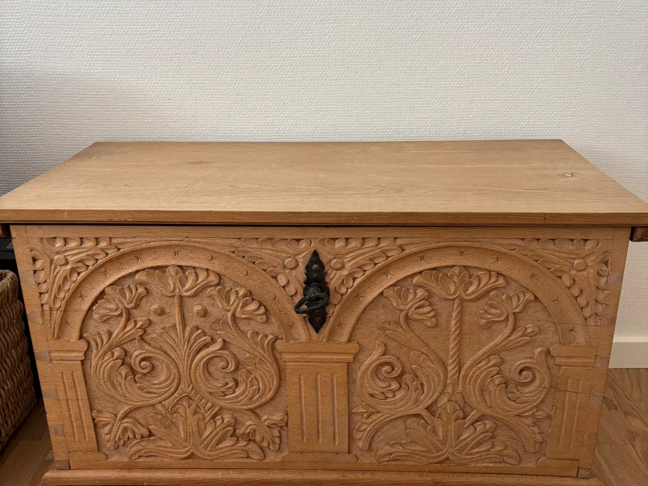 Billede 1 - Udstyrs kiste med udskæringer