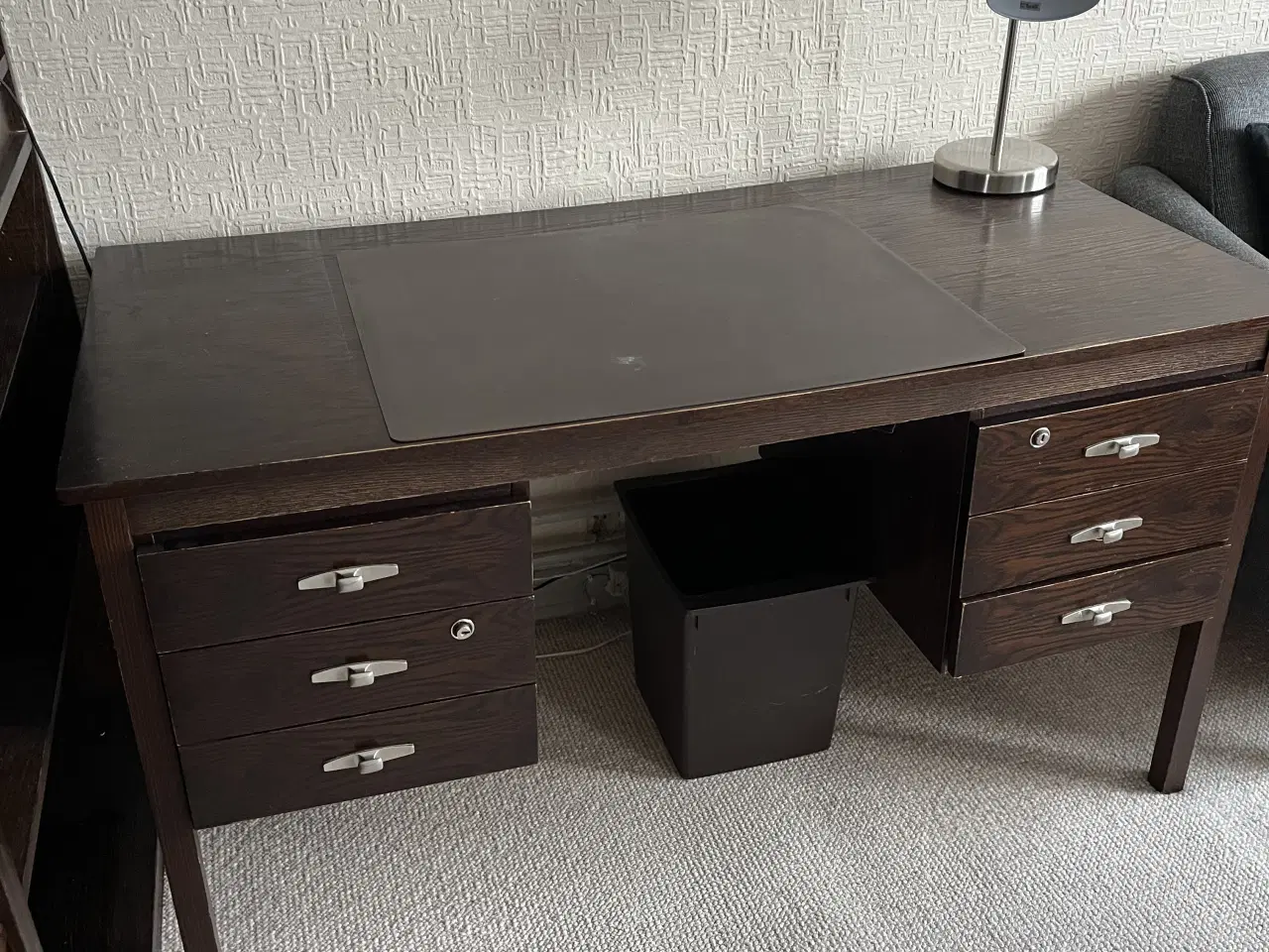Billede 1 - Skrivebord i mørkbejdset træ