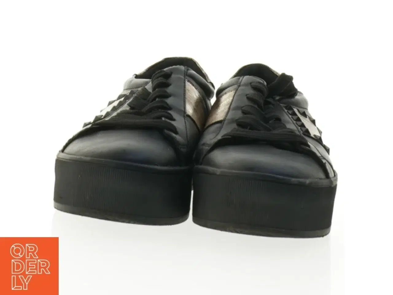 Billede 3 - Sorte sneakers med gyldne detaljer og nitter (str. 39)