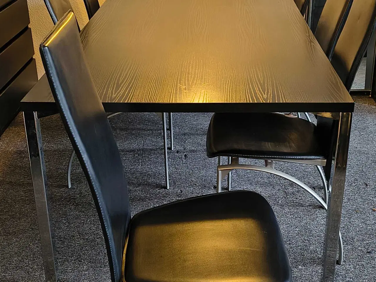 Billede 3 - Spisebord med 6 stole.