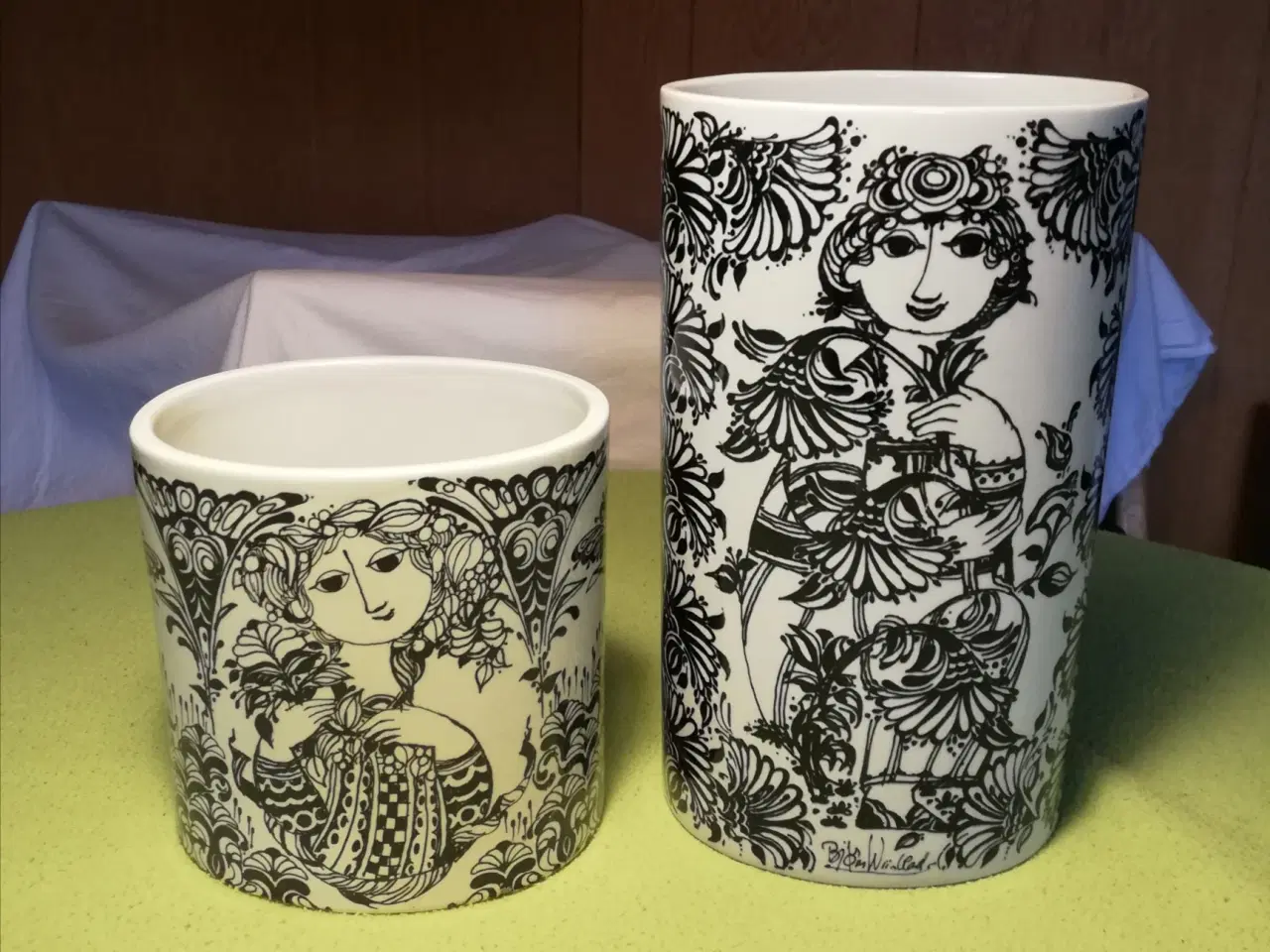 Billede 1 - 2 Bjørn Wiinblad fajance vaser Leilje og petunia