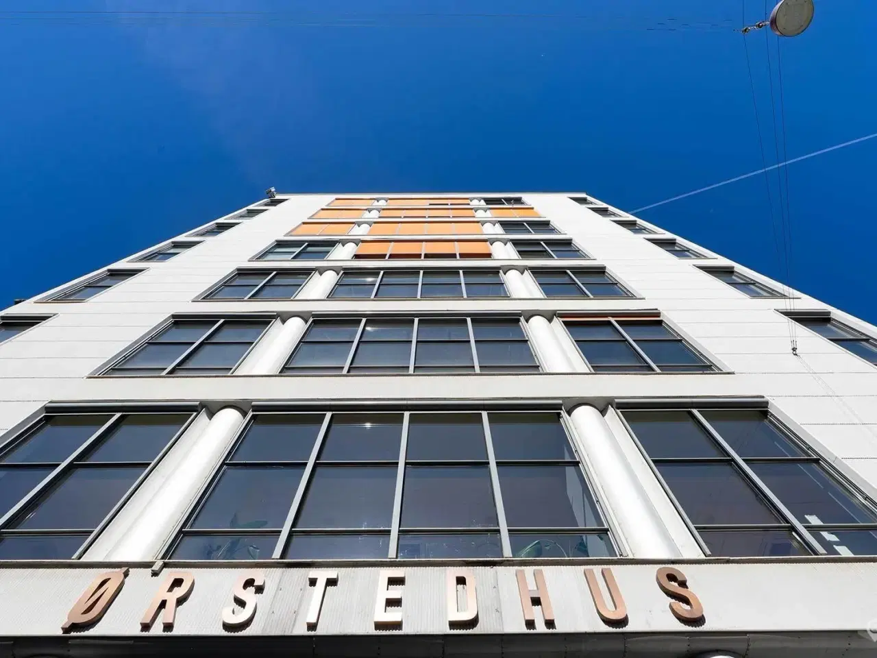 Billede 12 - Markant og eksponeret kontorhus med nem adgang til offentlig transport og parkeringsmuligheder.