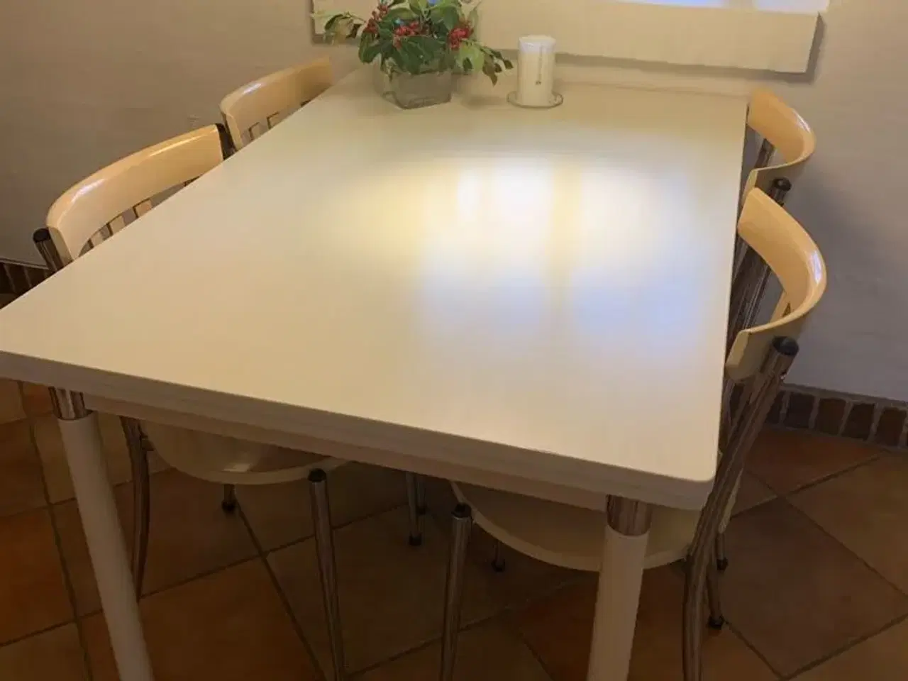 Billede 2 - 4 stole og tilhørende bord